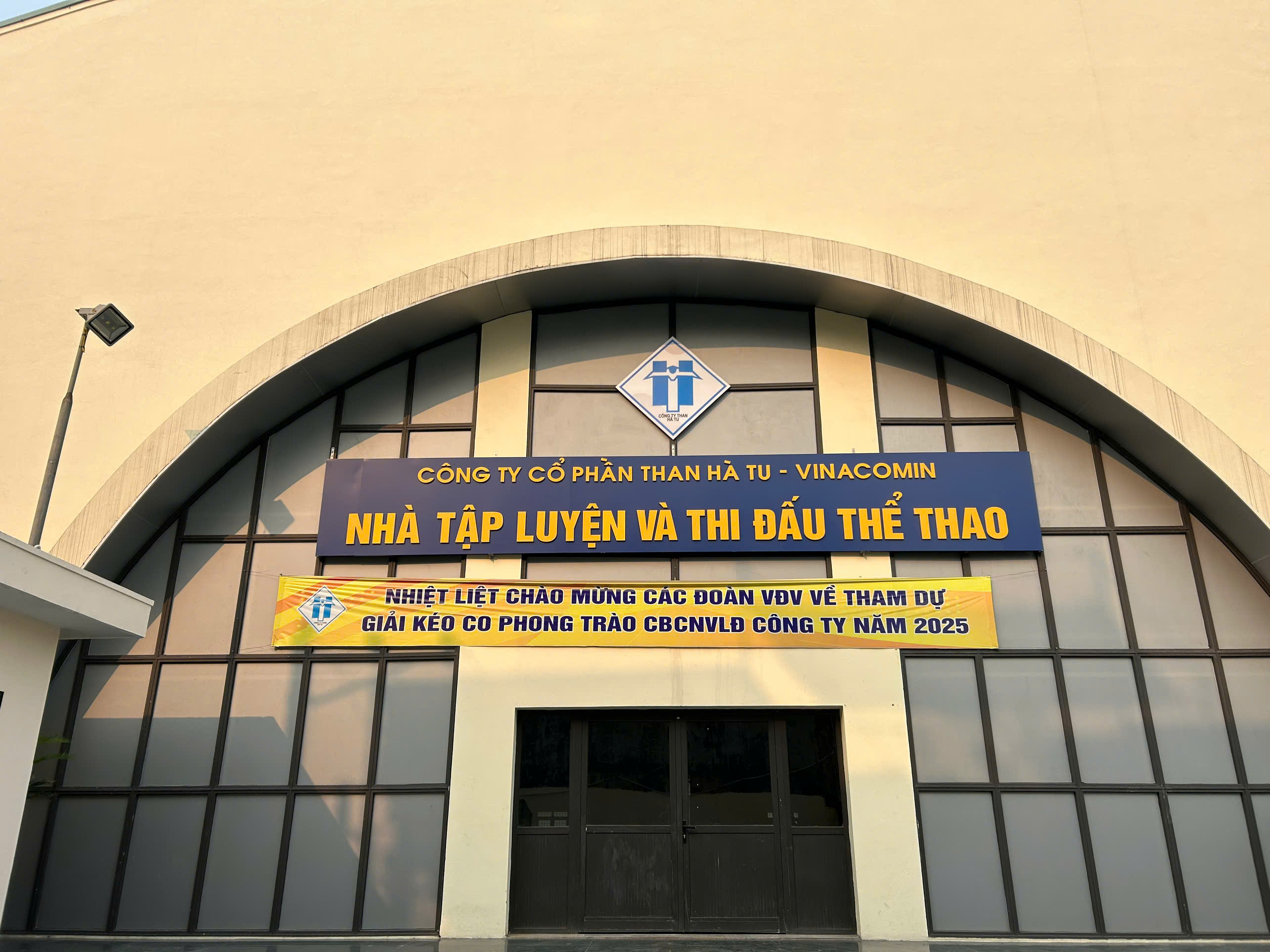 Nhà thi đấu công ty cổ phần than Hà Tu