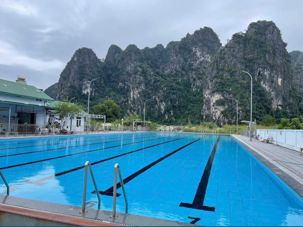Bể bơi Hải Quân, phường Hà Tu