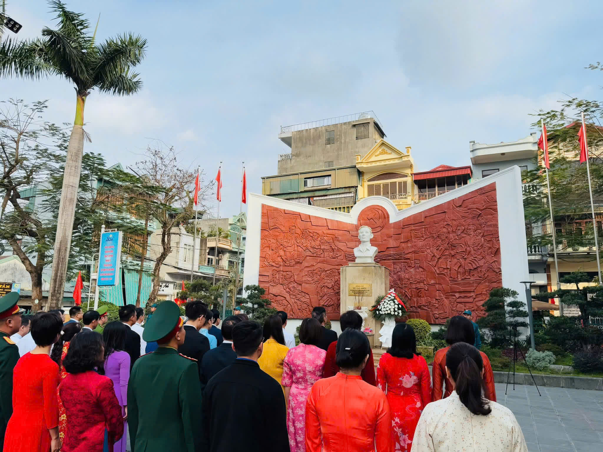 Tượng đài đồng chí Vũ Văn Hiếu, phường Hà Tu