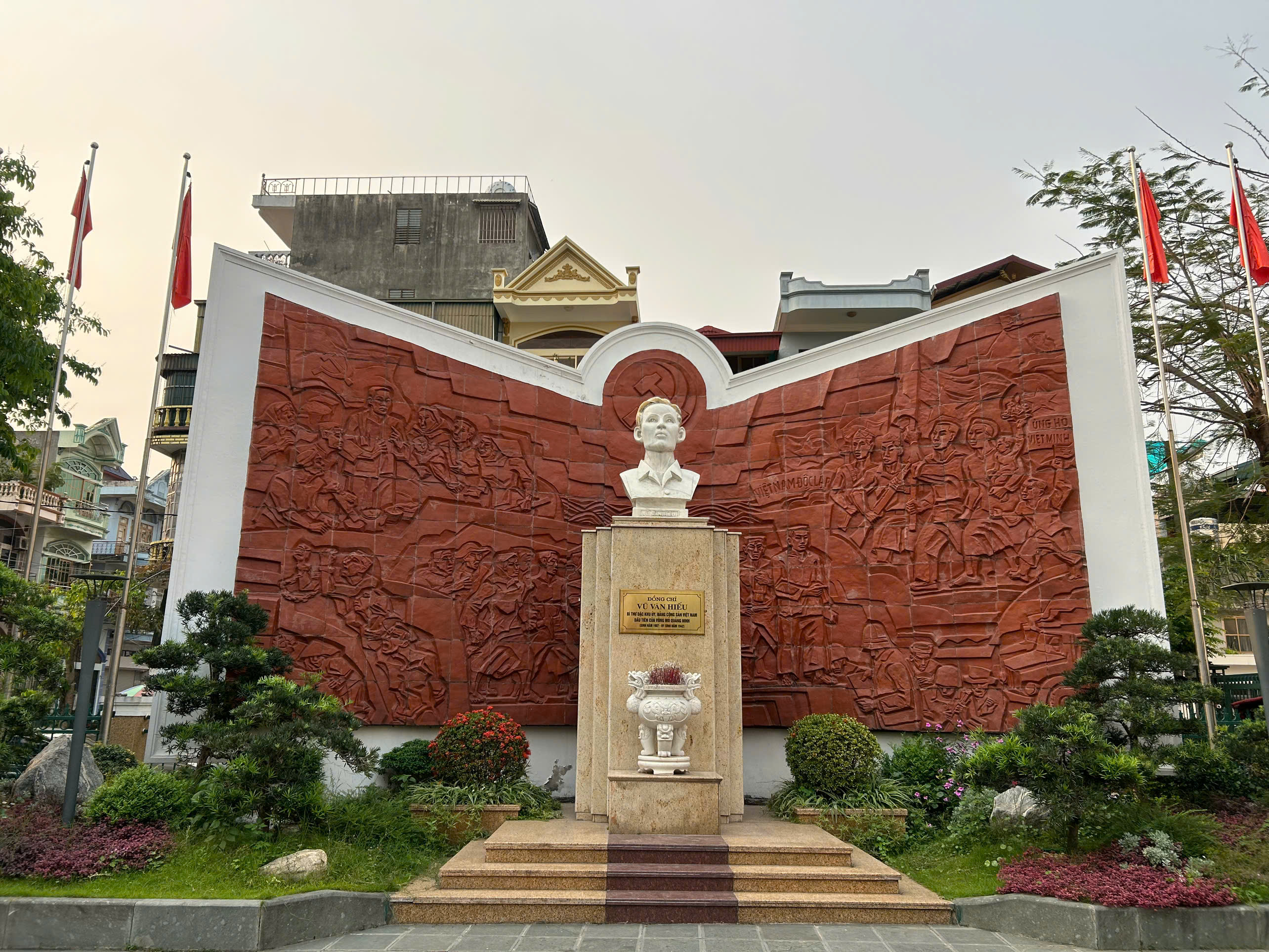 Tượng đài đồng chí Vũ Văn Hiếu, phường Hà Tu