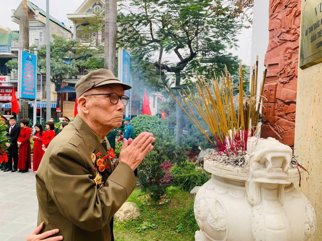 Tượng đài đồng chí Vũ Văn Hiếu, phường Hà Tu