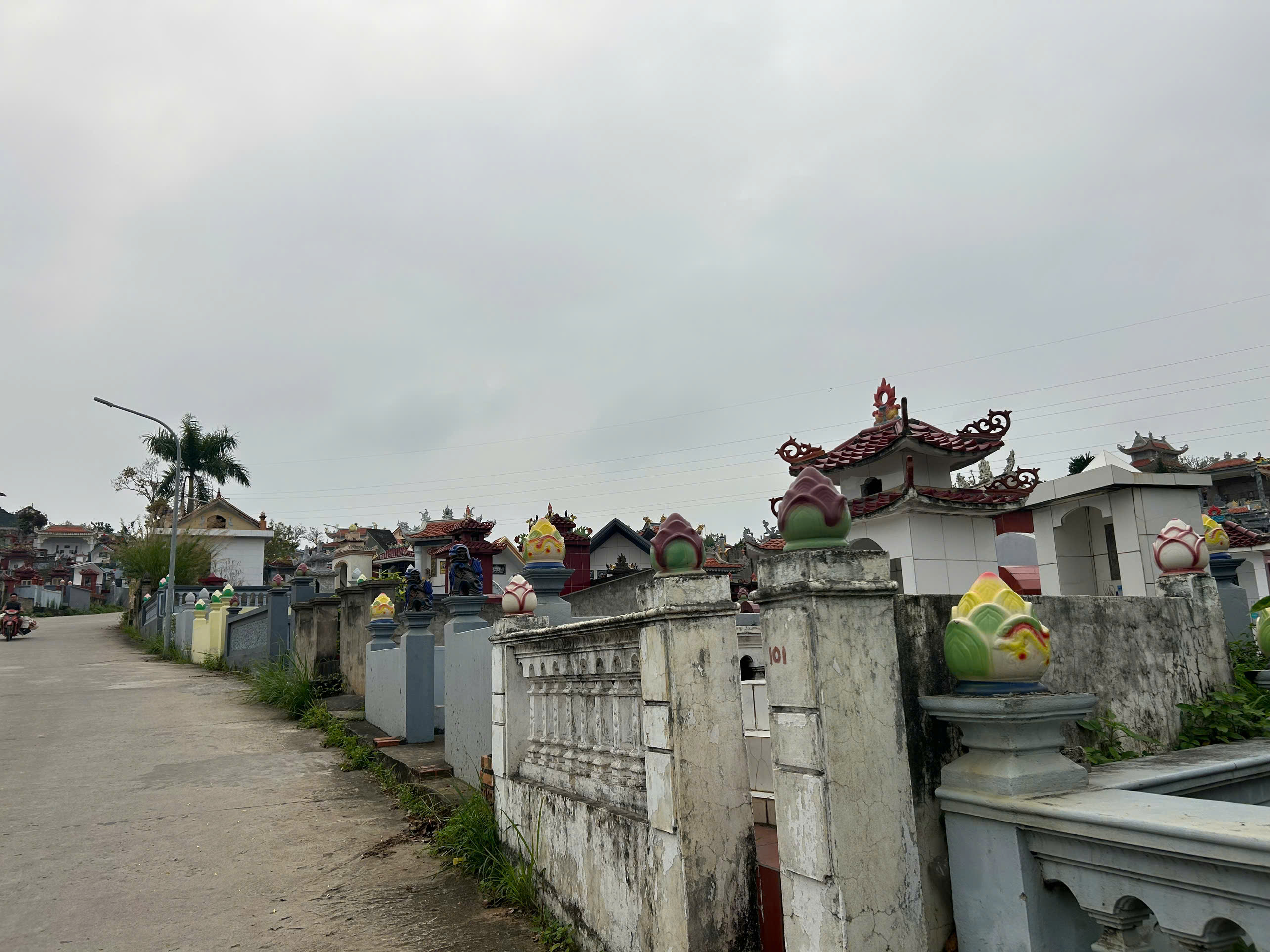 Nghĩa trang Gốc Khế Hà Tu