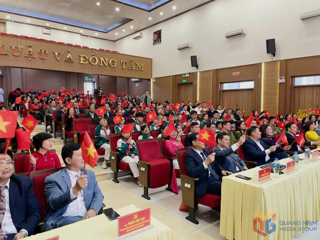 Nhà văn hóa công nhân công ty cổ phần than Hà Tu