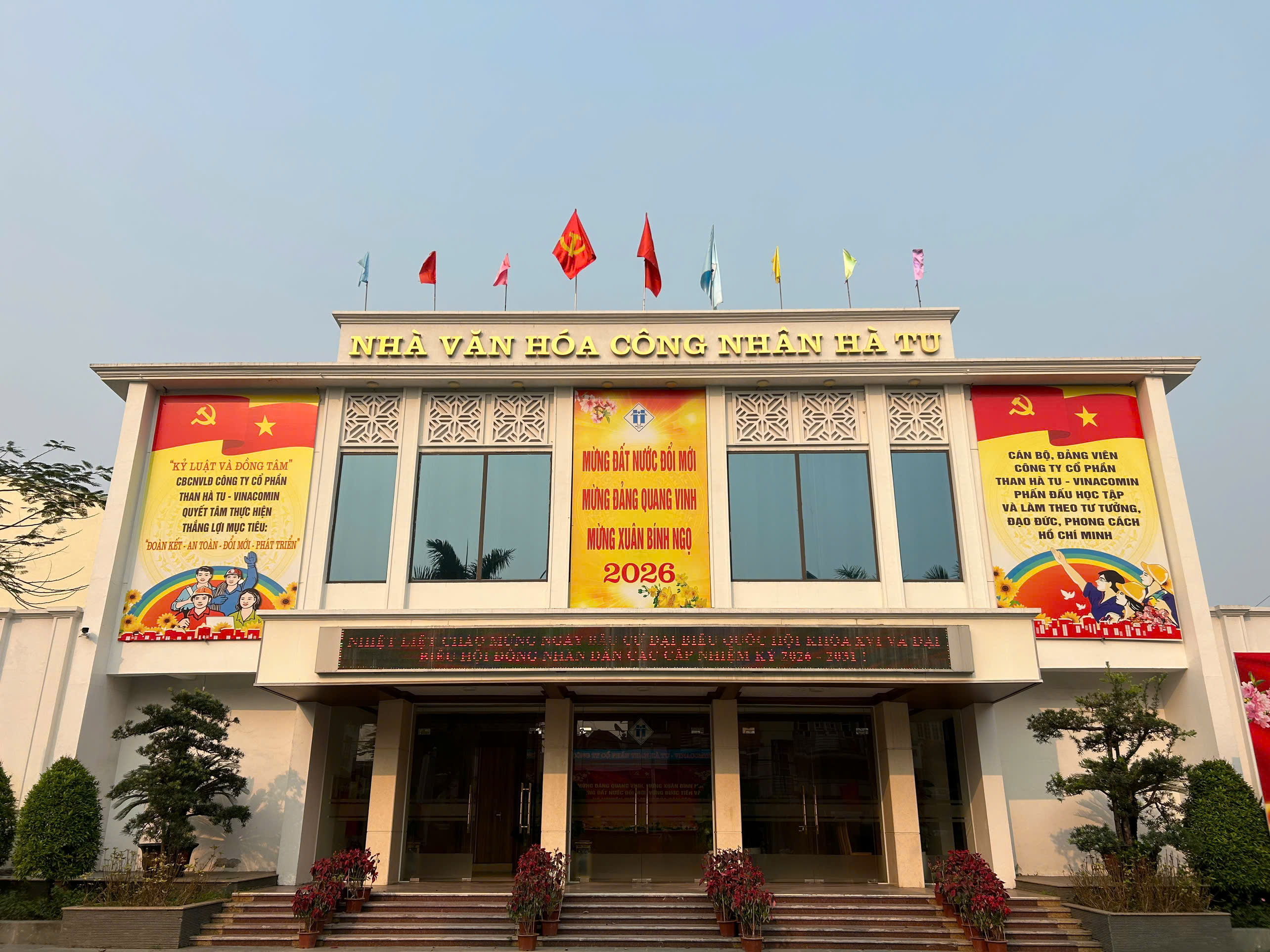 Nhà văn hóa công nhân công ty cổ phần than Hà Tu