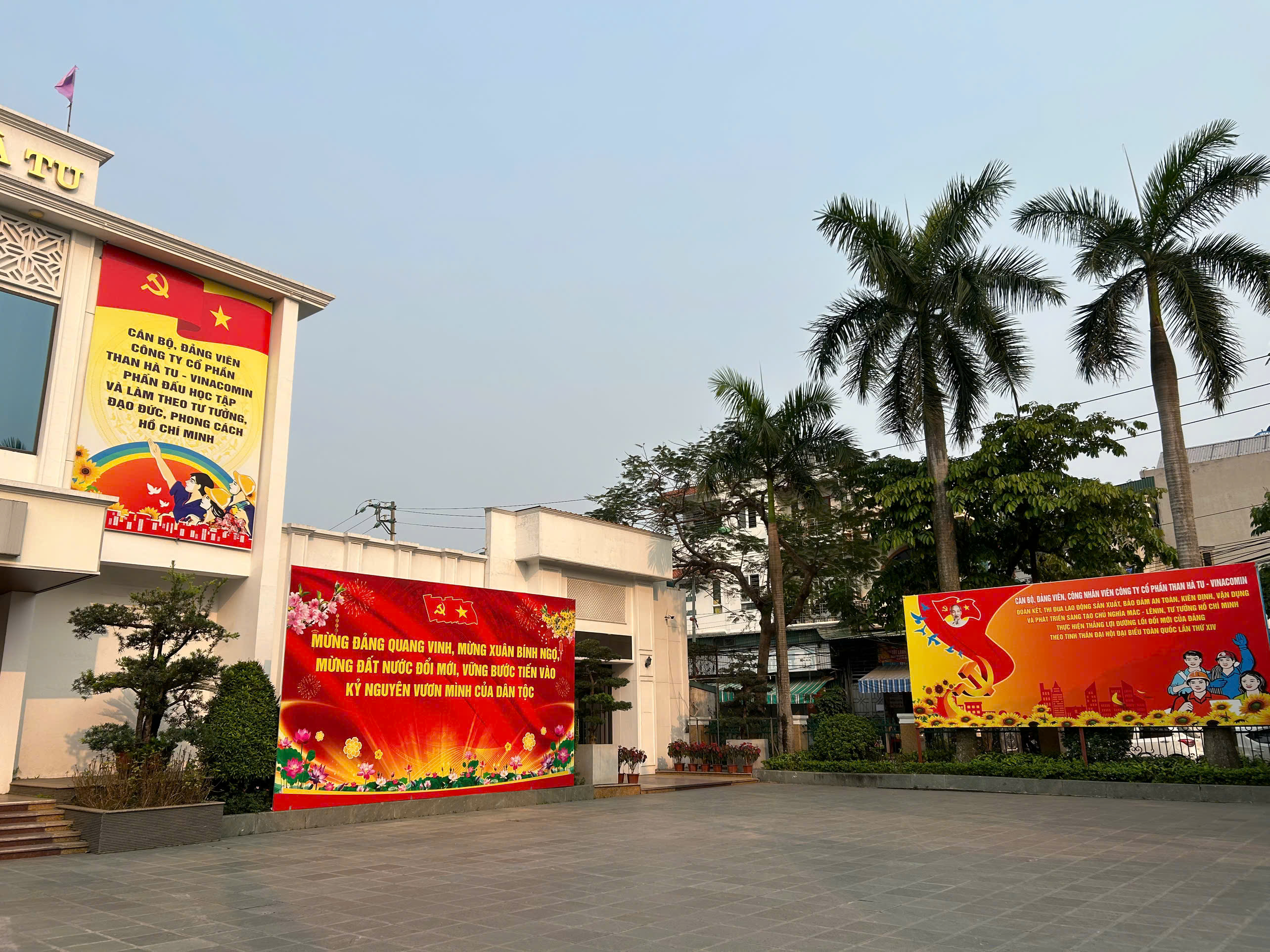 Nhà văn hóa công nhân công ty cổ phần than Hà Tu