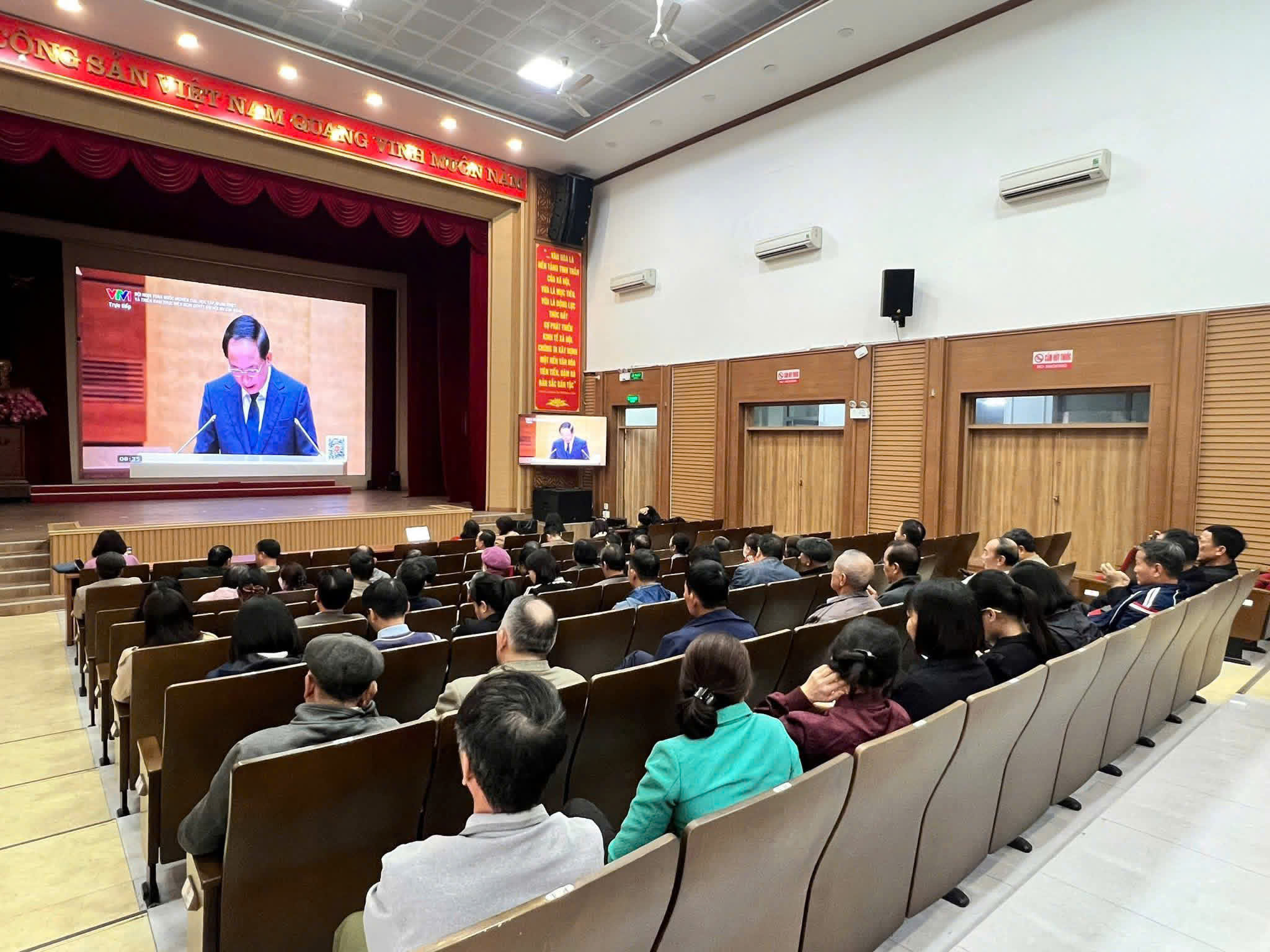 Nhà văn hóa công nhân công ty cổ phần than Hà Tu